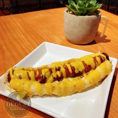 Pão de queijo com linguiça defumada , molho de mostada e mel ou barbecue de goiaba