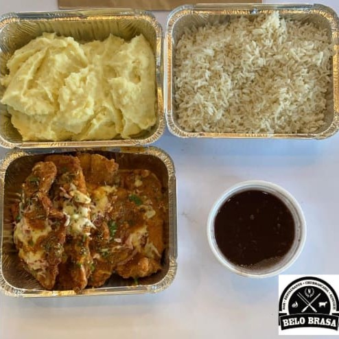 Acompanha: arroz branco, feijão e purê  File frango a Parmegiana
