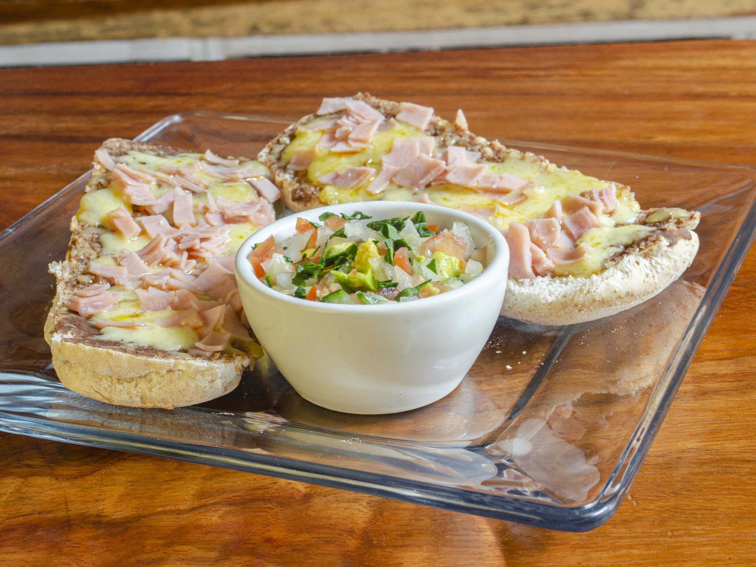 Molletes Yuviaga, café o agua del día