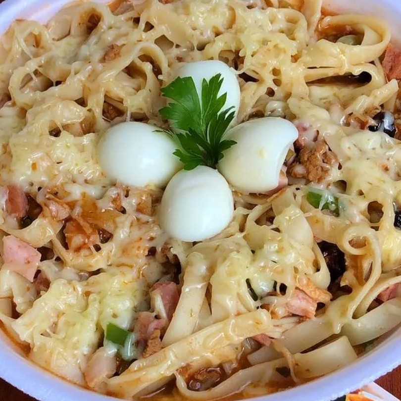 Escolha a massa, o refogado, 10 ingredientes e o seu molho.