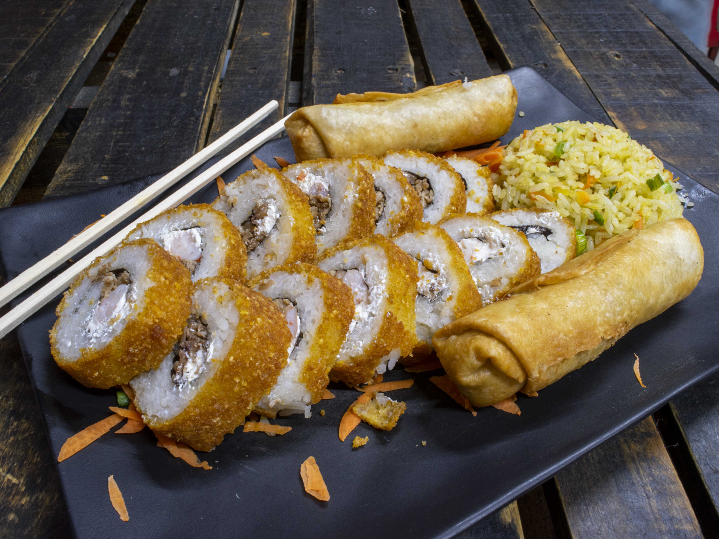 1 Sushi Mar y Tierra + 2 Rollitos Primavera