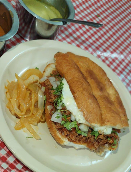 2 Tortas de Birria + 2 Consomes