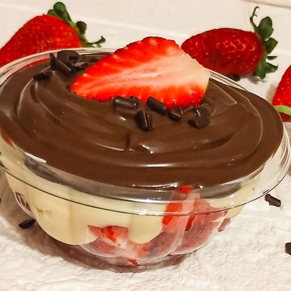 Morangos frescos com uma generosa camada de brigadeiro gourmet de Ninho e chocolate, finalizado com granullé. aprox. 160g cada.