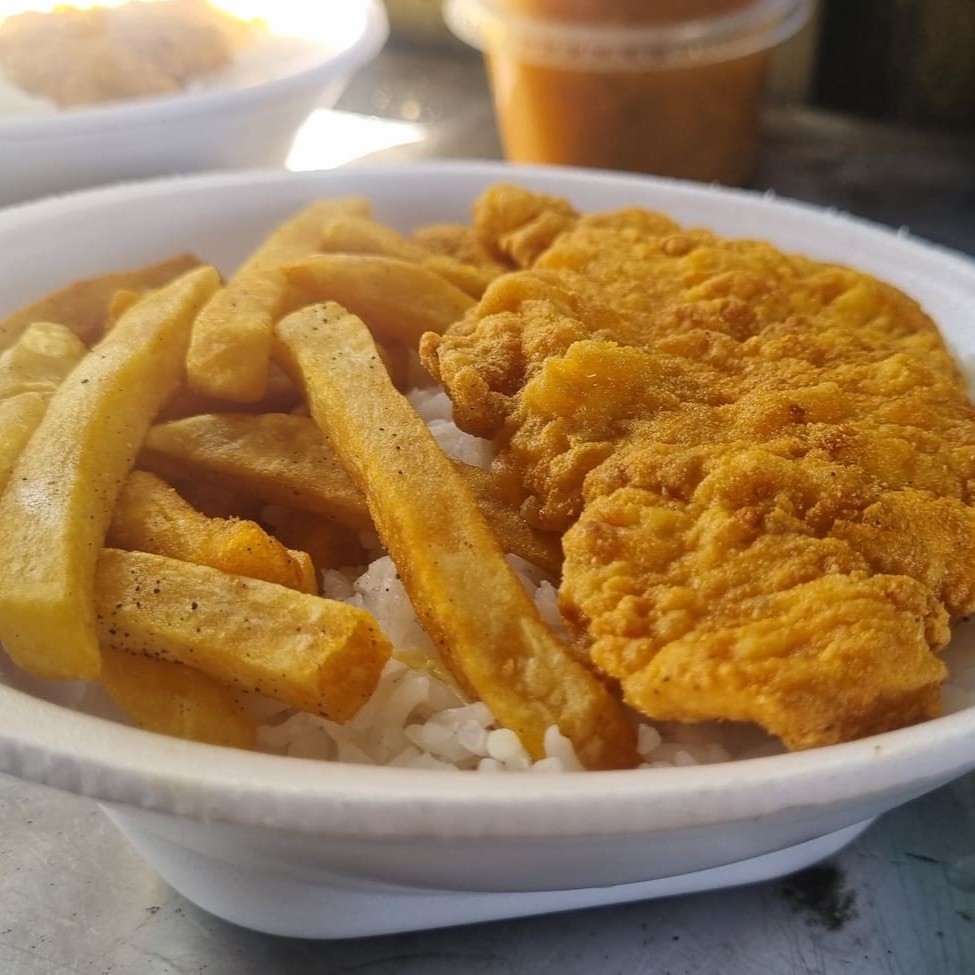 Delicioso frango empanado acompanhado de arroz, feijão e batata frita.