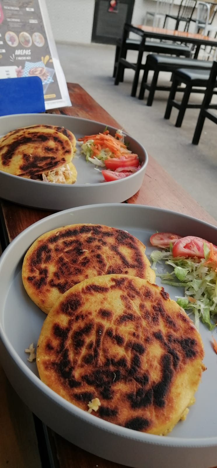 Arepa de Pollo en Salsa de Ajo.