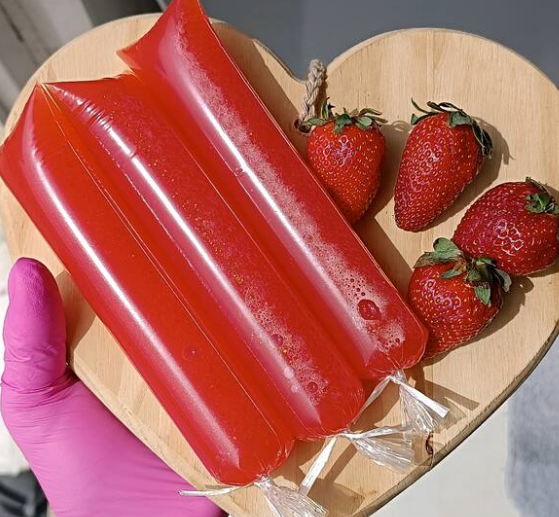 Sacolé refrescante a base de água, feito com frutas frescas! Contém açúcar. Aproximadamente 130g