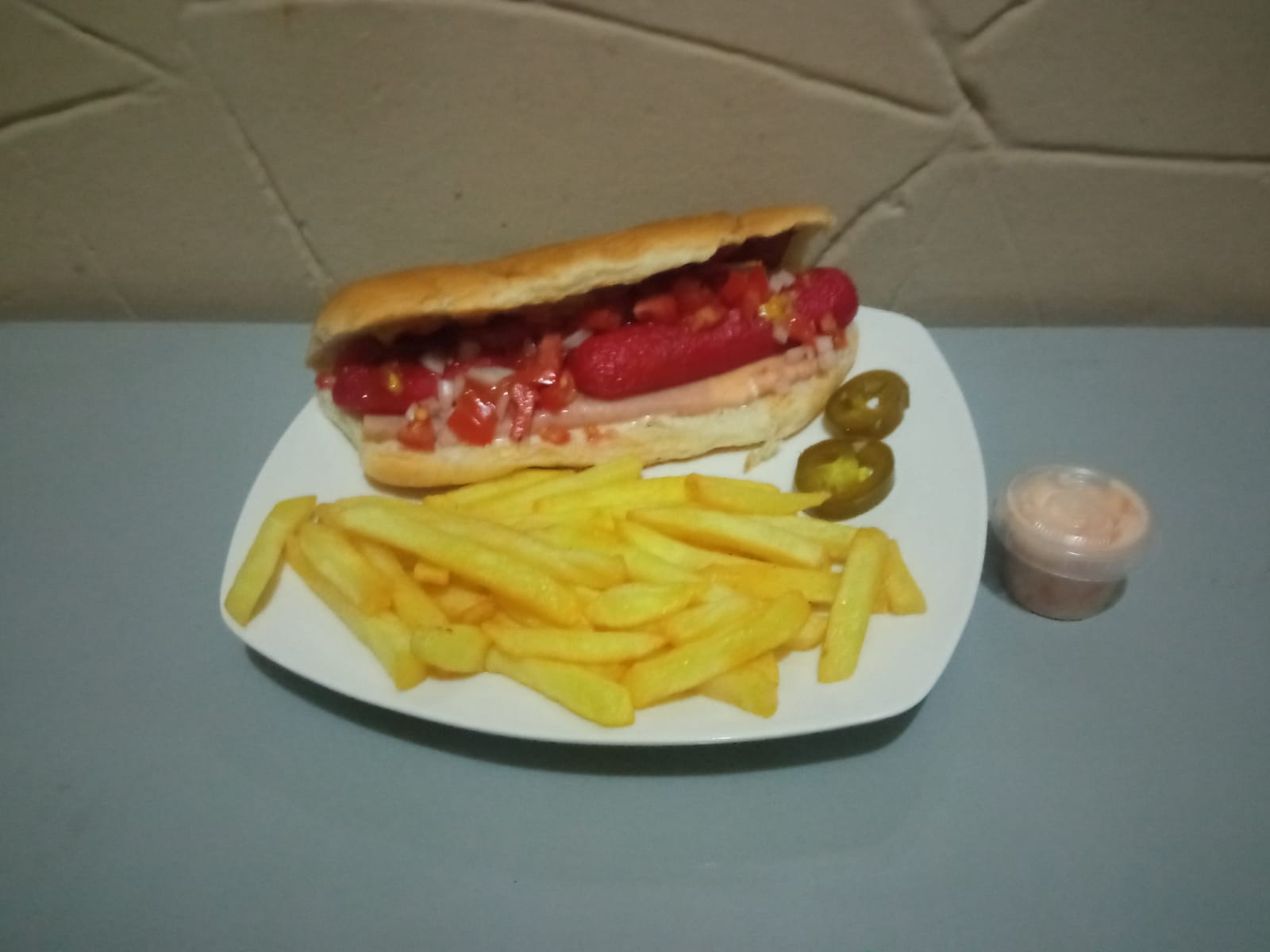 Hotdog Especial Salchichón Queso Oaxaca Ensalada