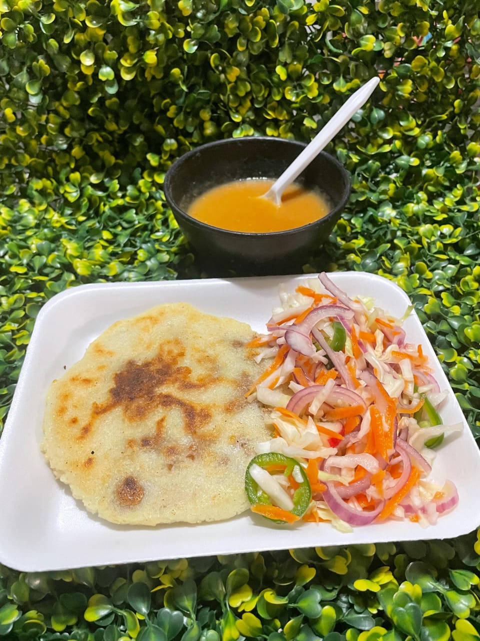 Papusa de Frijoles con Chicharrón