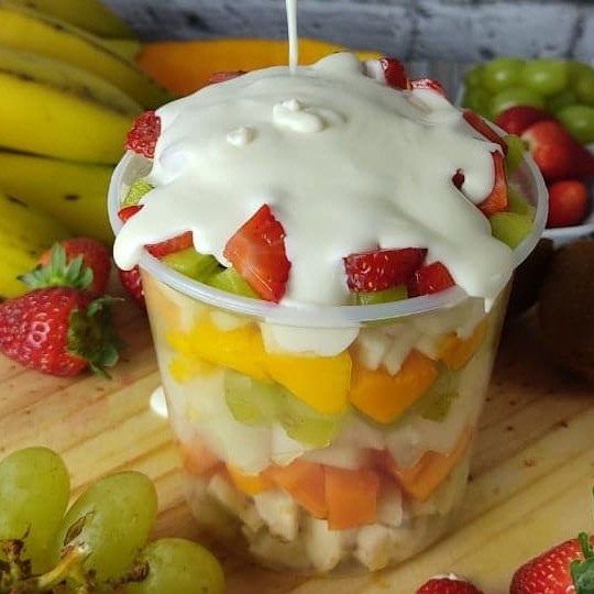 Monte sua salada de frutas frescas com diversos sabores. Não deixe de provar nosso Creme Gourmet!!