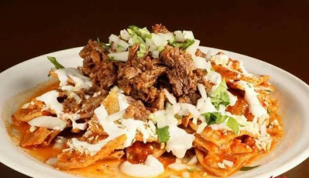 1 Chilaquiles Grandes Montados de Birria