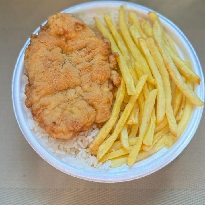 Marmita com delicioso filé de frango empanado na massa crocante acompanhado de arroz branco, feijão e batatas fritas. Marmita indicada para 01 pessoa.