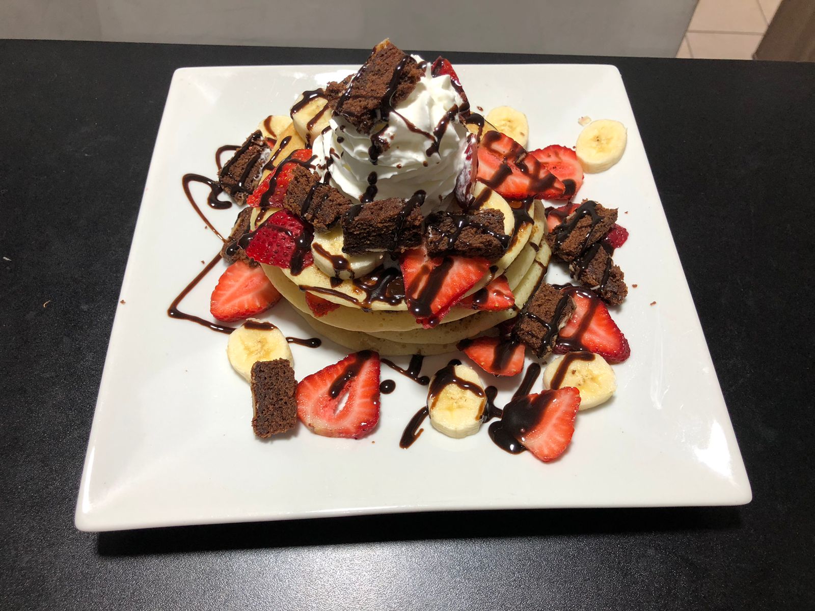 Pancakes con Fudge y Chantilly