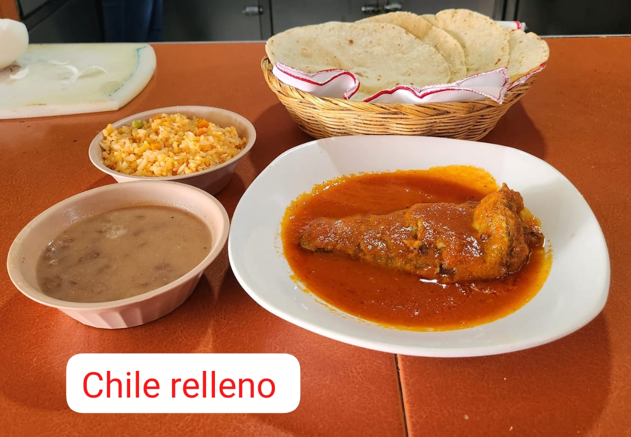 Chile Relleno de Queso en Caldillo