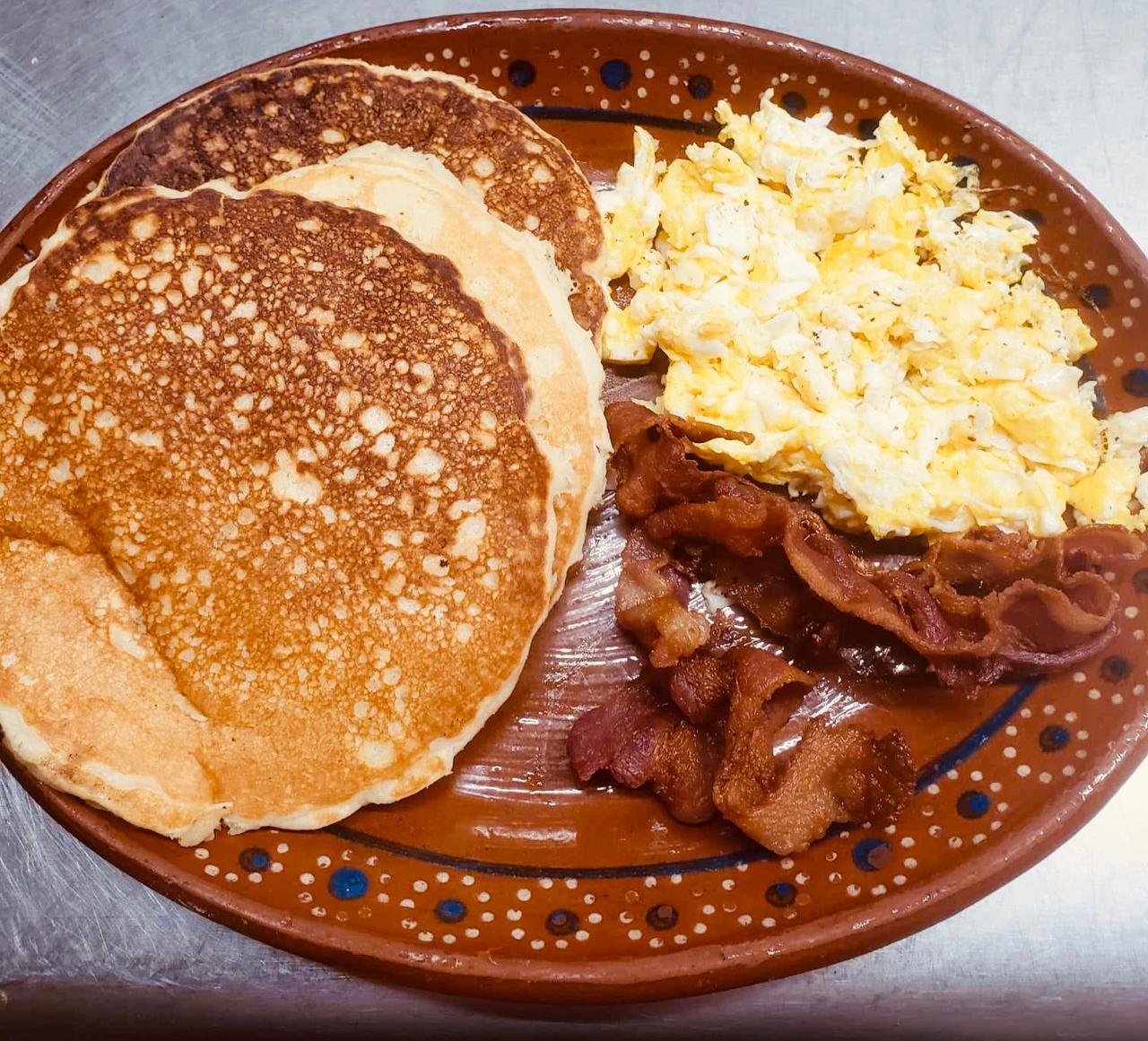 Hot Cakes con 2 Huevos al Gusto