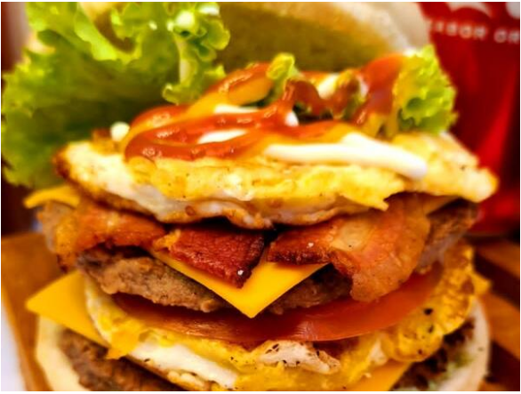 Pão 2 Carne, 2 ovos, 2 queijo, cheddar, alface, tomate, , milho, ervilha, batata palha, bacon, calabresa