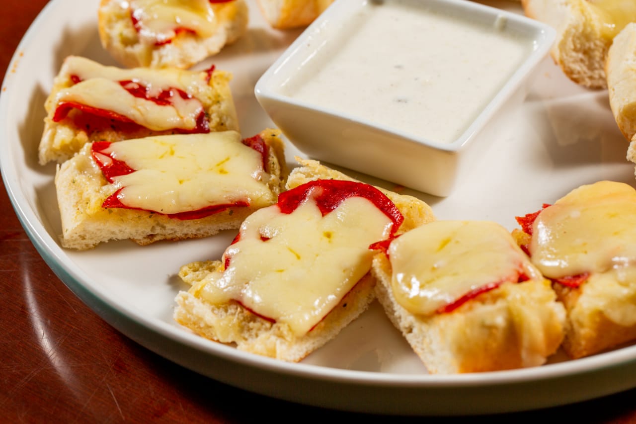 Pan con Ajo, Queso y Pepperoni