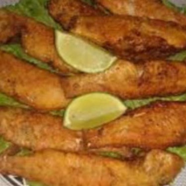 A trilha frita é acompanhada por um arroz soltinho e bem temperado, um pirão caseiro e saboroso, uma salada fresca e colorida e batata frita.