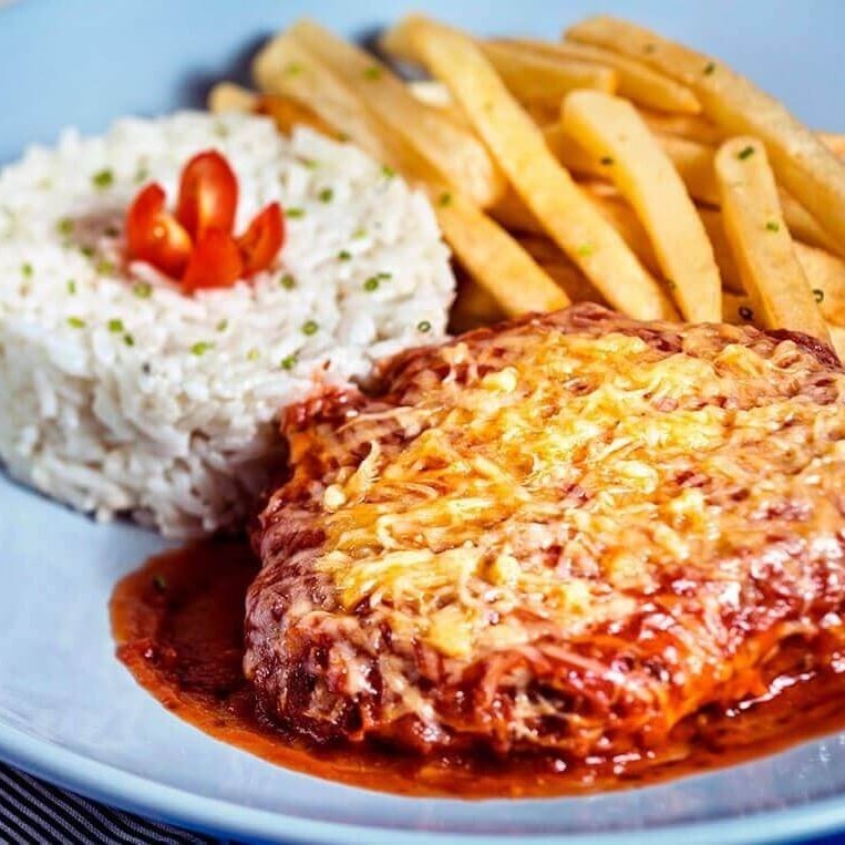 São dois à parmegianas de frango + 1 guaraná antártica de 1 Litro. Cada marmita vai com feijão preto, arroz branco, farofa da casa e batata frita. Marmita de 750 ml cada