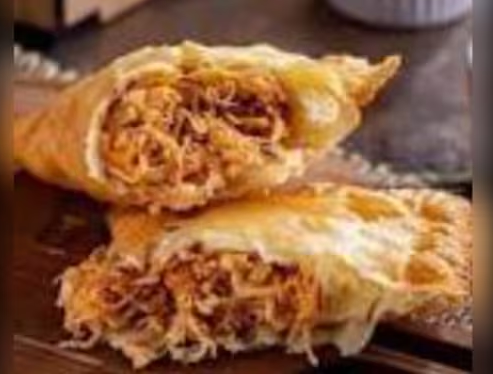 Massa de pastel frita recheada de frango com Catupiry. 30cm.