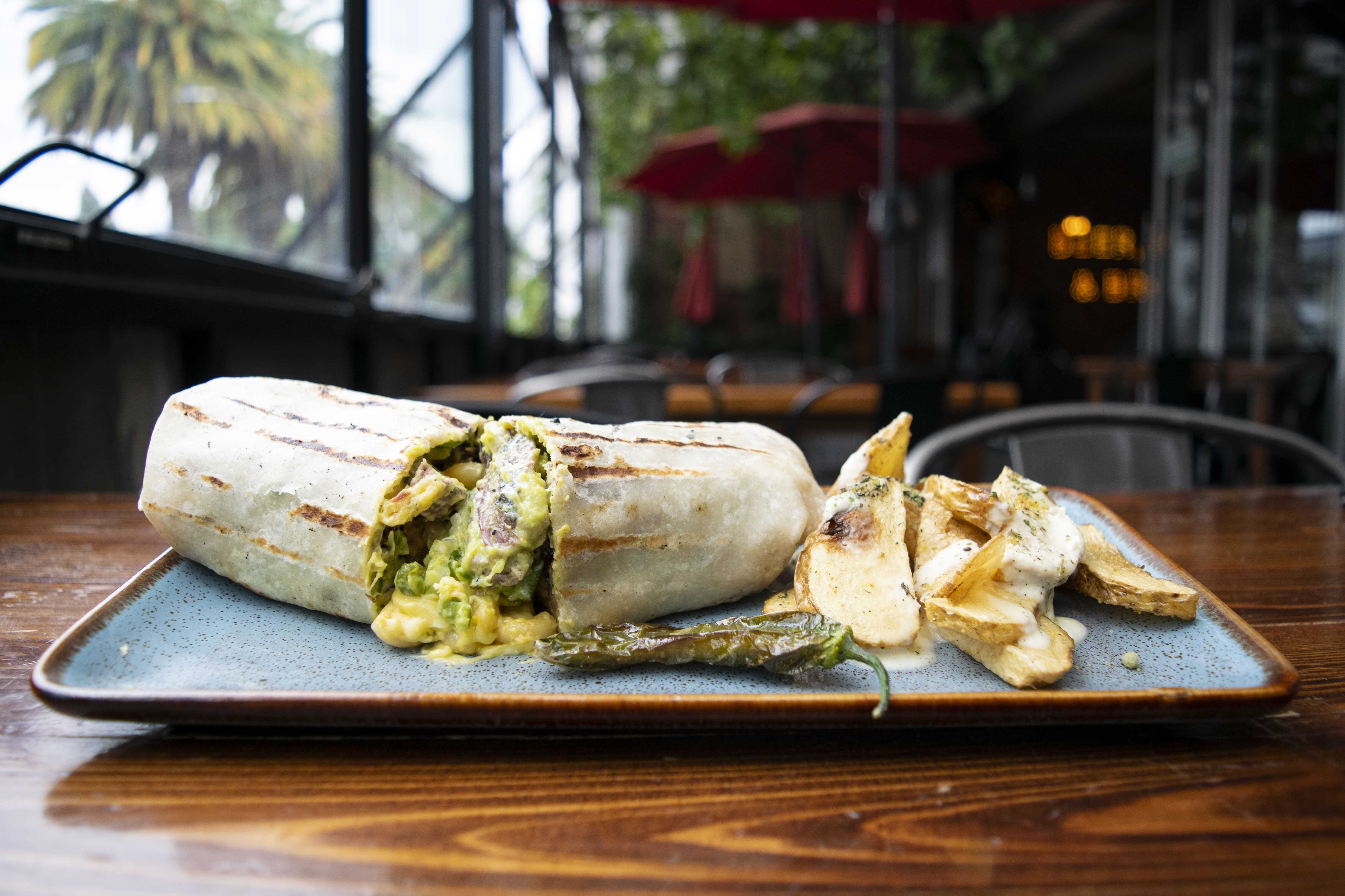 Burrito Arrachera y guacamole