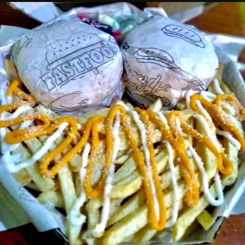 Uma maravilhosa caixa de 25cm com dois suculentos X-Tudo, uma generosa porção de batatas crocantes, cobertas com cheddar, Catupiry e polvilhadas com queijo ralado. Ideal para quem adora um combo completo!