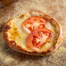 Mussarela, tomate e parmesão.