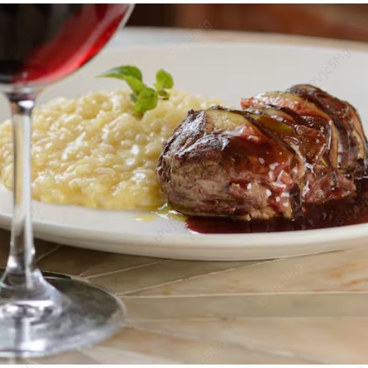 Filé mignon com pedaços de figos frescos e molho de vinho, acompanhado de nosso cremoso risoto de parmesão