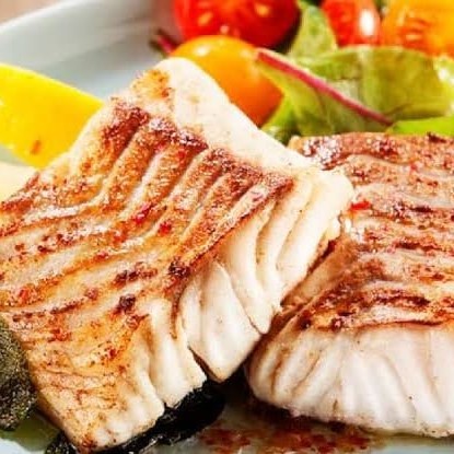 File de Peixe branco grelhado com arroz e mais 1 acompanhamento.