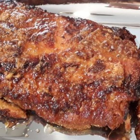 Costela Suína, embalada em um filme para churrasco com o próprio tempero, desmanchando, acompanhada de batata, linguiça e farofa.