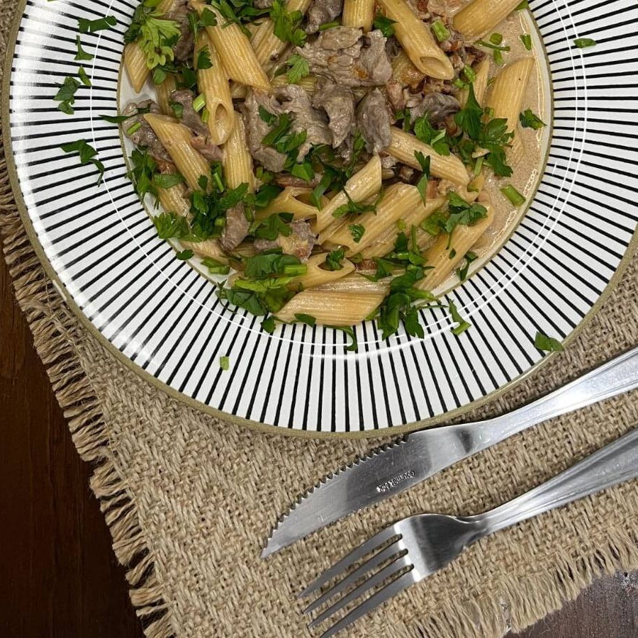Apresentamos a nossa suculenta Massa Penne com Filé Mignon, um dos queridinhos do Favelleto. Cuidadosamente refogada no alho e cebola frescos, com pitadas de salsinha para um toque verde e frescor extra. A sofisticação fica por conta do nosso cremoso molho branco, preparado com maestria, que envolve cada pedacinho da massa. Para finalizar, um leve toque do nosso saboroso molho shoyo, que adiciona