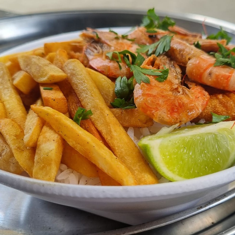 Deliciosa combinação de peixe frito + camarão frito.   Acompanha arroz, pirão e batata frita. Simplesmente irresistível.