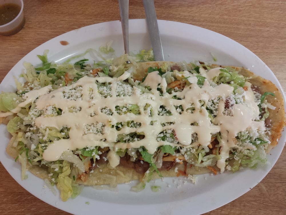 Huarache con pollo deshebrado