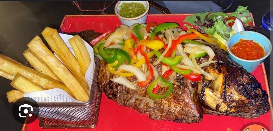 Pescado a la Parrilla Con Papas Fritas