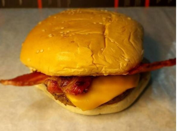 Pão, carne, bacon e ketchup