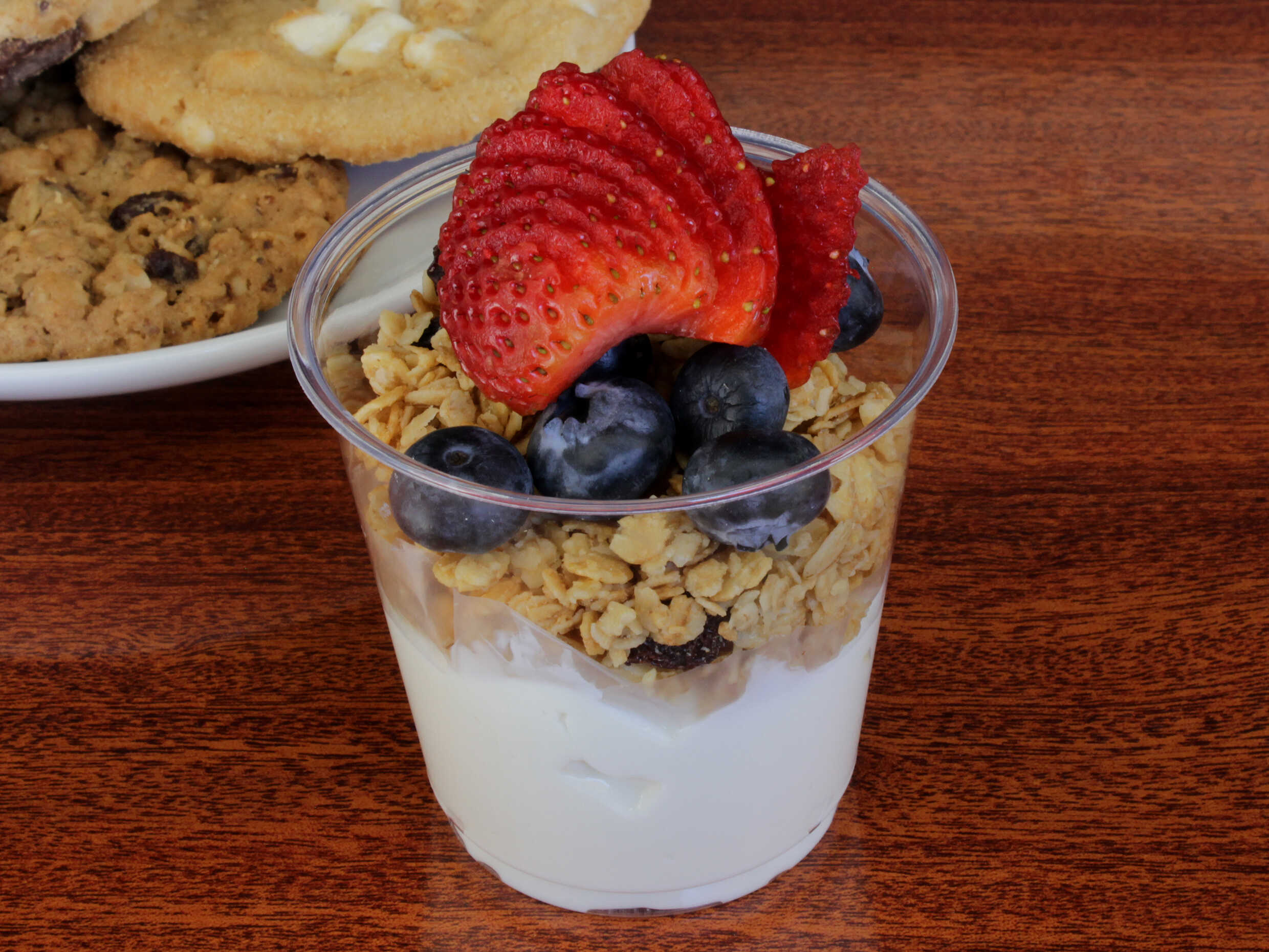 Yogurt con Frutos, Miel y Granola
