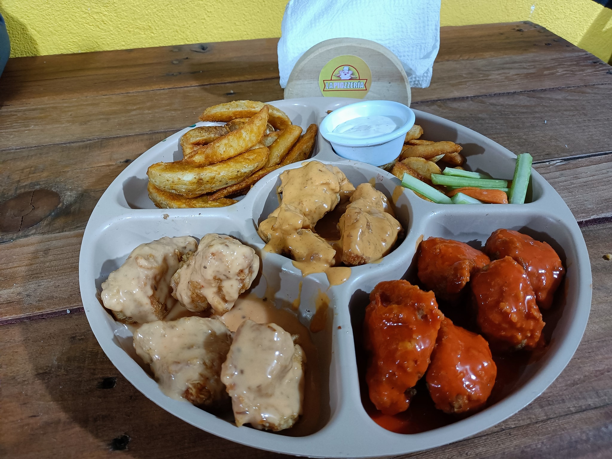 10 Alitas o Boneless + Papas + Té