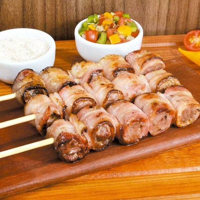 Desfrute do espetinho medalhão suíno, que oferece uma deliciosa combinação de lombo suculento e bacon crocante. Esta iguaria é perfeita para quem aprecia um sabor robusto e inigualável, ideal para churrascos, petiscos ou uma refeição rápida e satisfatória.