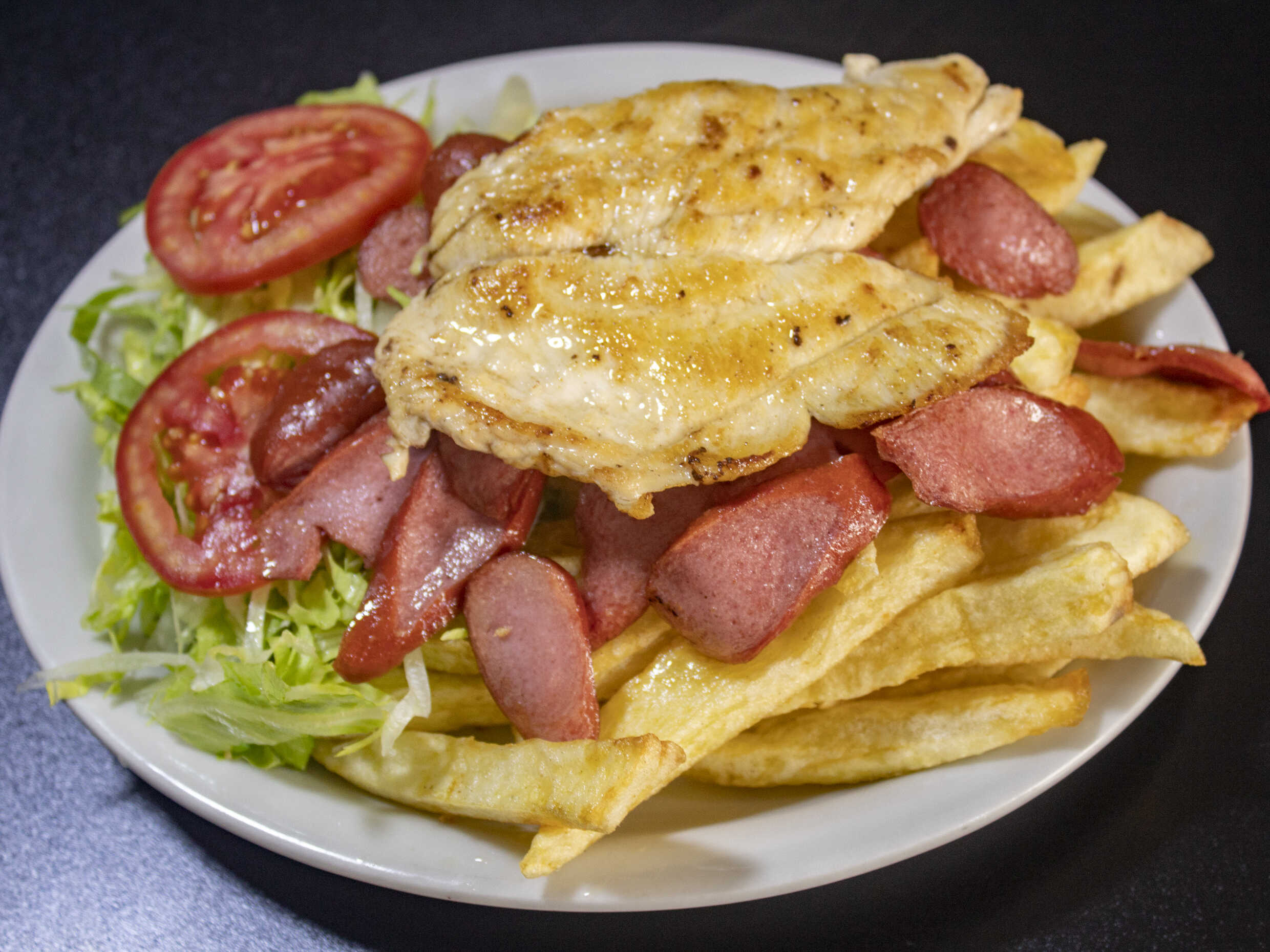 Salchipapa con Filete
