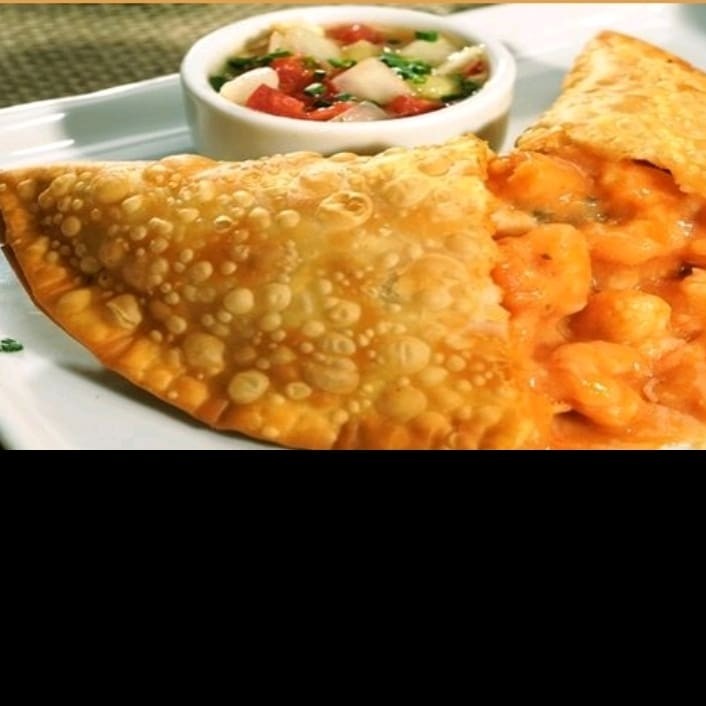 Pastel de Camarão — Um clássico que nunca decepciona! Massa crocante, douradinha e recheio de respeito: camarões selecionados salteados com ervas frescas, alho dourado e aquele toque de cremosidade que faz toda a diferença. É o tipo de pastel que você morde e pensa: “isso aqui tá bom demais!” Perfeito pra quem ama frutos do mar e quer uma explosão de sabor a cada mordida. Se você ainda não provou.