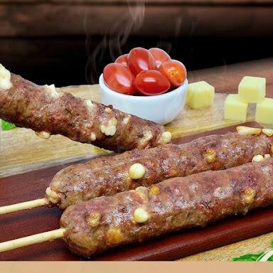 Descubra o espetinho de Kafta recheado com queijo, uma deliciosa explosão de sabores que combina carne moída temperada com perfeição e um recheio de queijo derretido.
