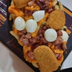 Batata , calabresa , baicon , cheddar + 5 ovos de codorna+ 3 unidades nugget