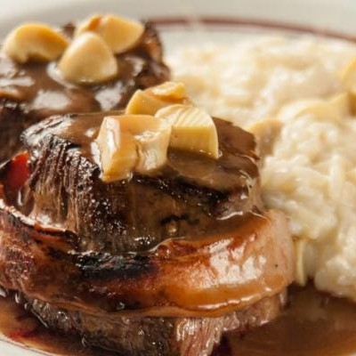Medalhão de filé mignon com bacon ao molho madeira e arroz à piemontese