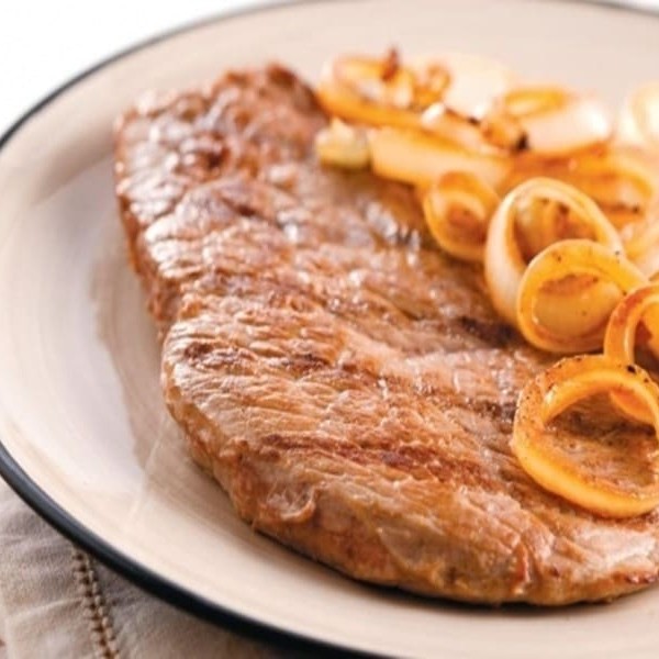 Bifão de alcatra temperado, feito na chapa, acompanhado de uma porção de cebola refogada na manteiga para finalizar. Acompanha: Arroz, feijão, farofa e fritas  . Nossas refeições são ideais para uma pessoa. . Refeição servida em uma marmita redonda de 750ml  Caso ainda tenha alguma dúvida quanto ao prato, após a finalização do pedido, fale com a gente pelo chat.    bife acebolado, bife com batata