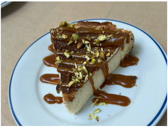 Cheesecake basco coberto com calda de caramelo salgado e crocante de pistache