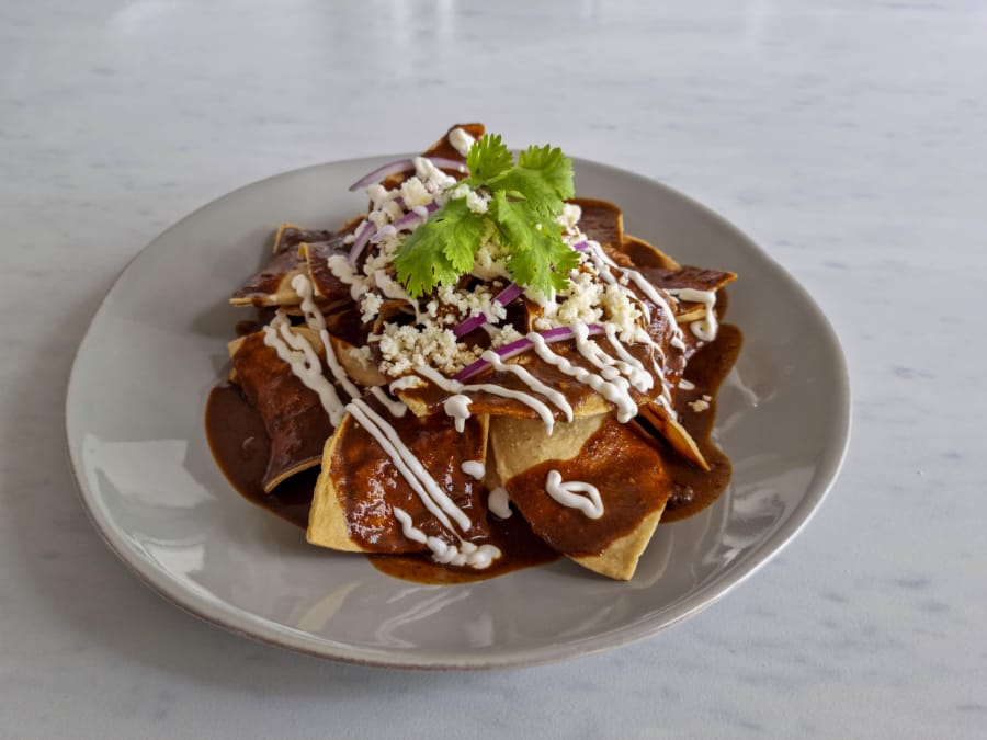 Chilaquiles Mole con Pollo