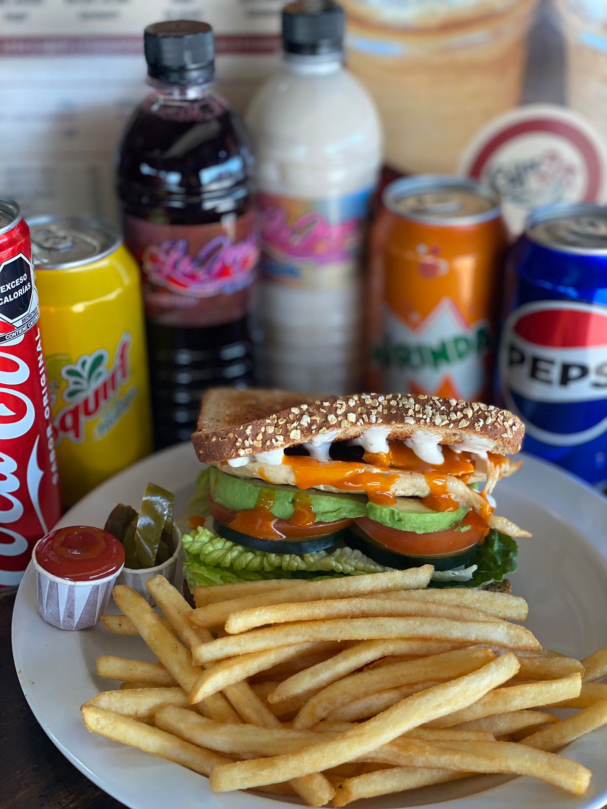 Buffalo chicken sandwich +Papas ó Ensalada+ Bebida