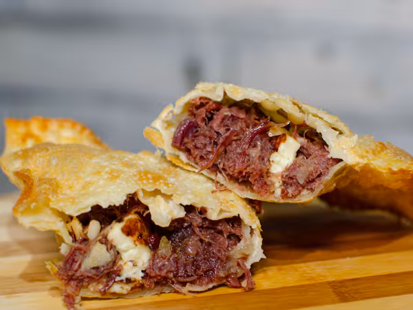 carne seca desfiada , queijo coalho e geleia de pimenta