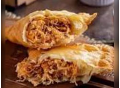 Massa de pastel frita recheada de frango. 30cm.