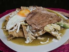 Chilaquiles con Pollo, Huevo y Bistek