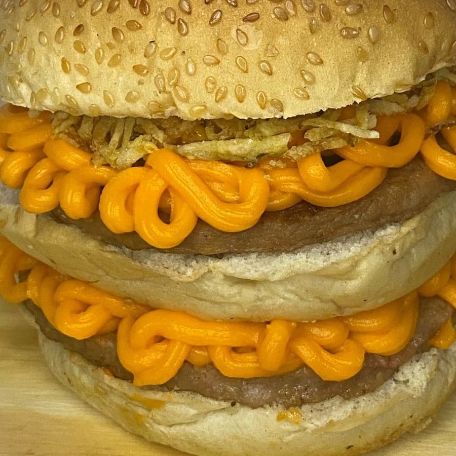 Acompanha:  pão duplo, 2 carne, cheddar em creme , molho especial e batata palha